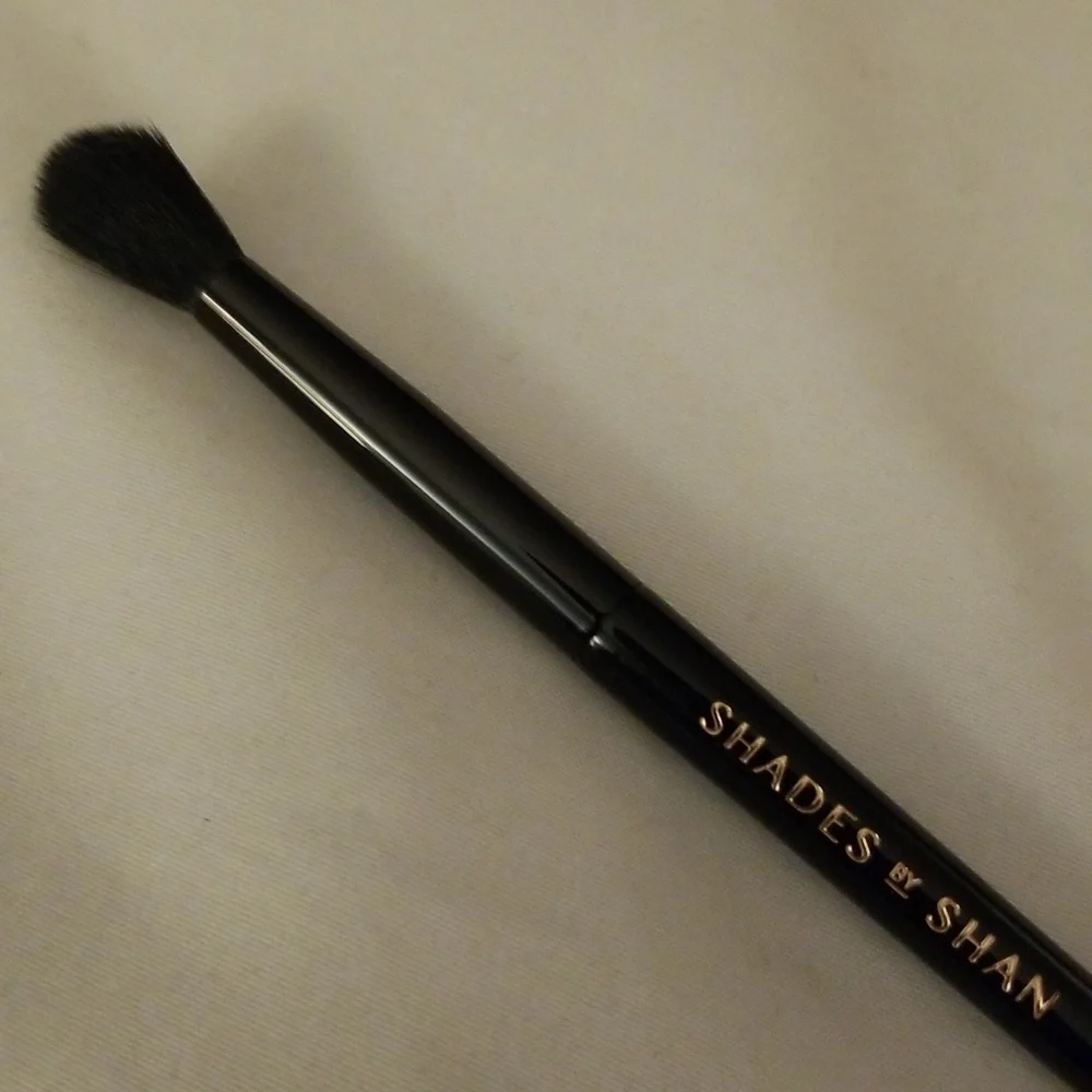 4/25 bundle item. Shades by Shan Tapered Crease Brush